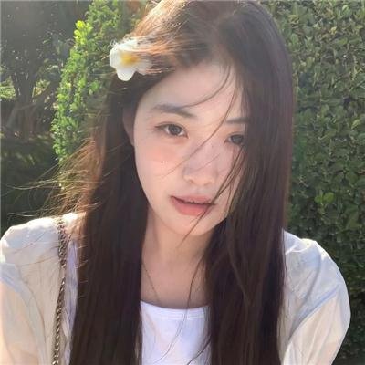 泳池里的女人